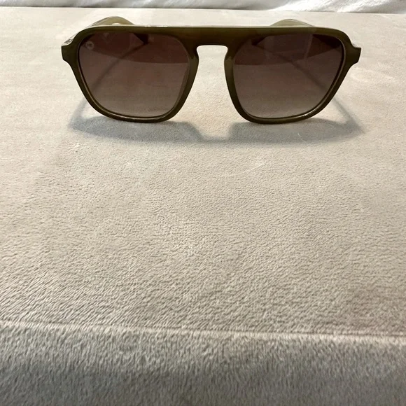 Sunglasses/Olive Green in color - Picture 2 of 4